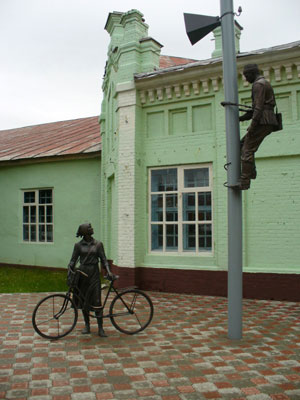 Monument to buzzer and postman in Elabuga city