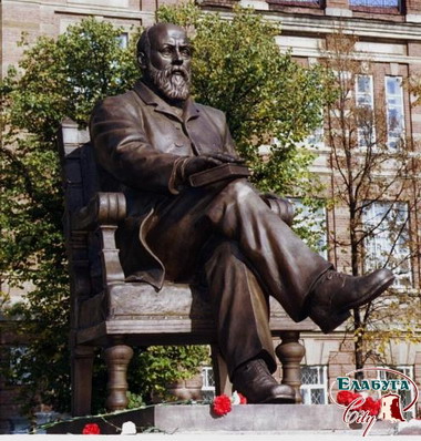 Памятник Стахееву Д. И. - купцу, меценату и писателю Елабужскому